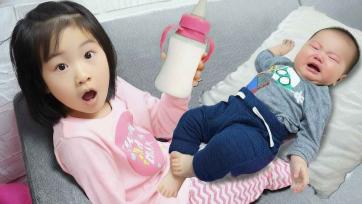 Big Sister’s Gentle Help: A Cozy Bottle-Feeding Moment